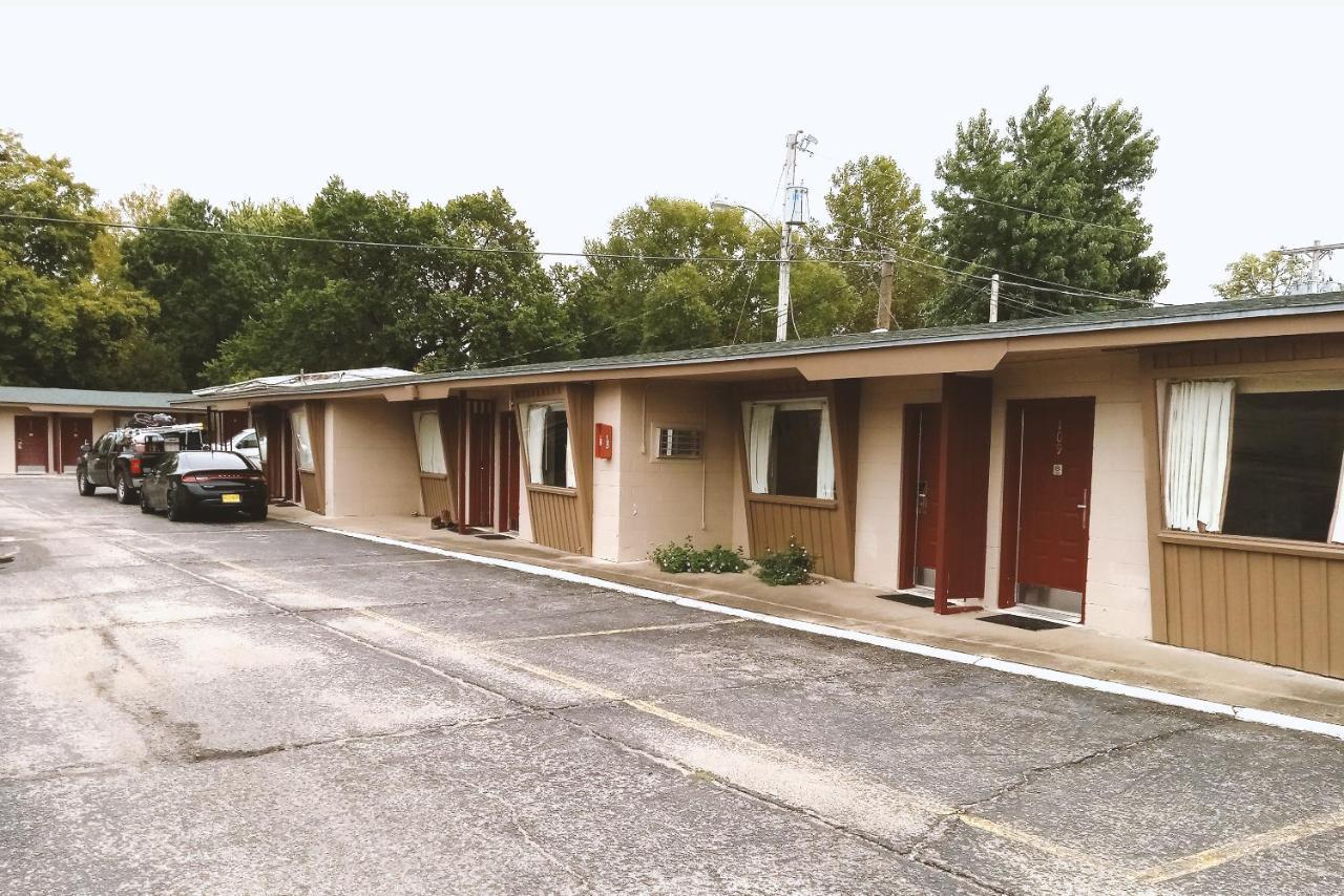 Blue Way Inn & Suites Winfield エクステリア 写真